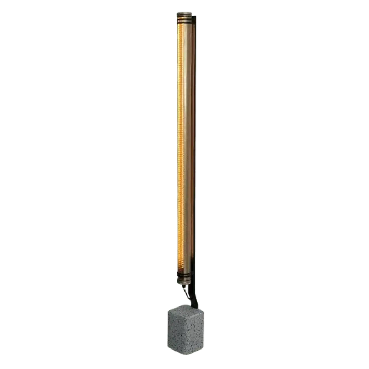 Lampadaire extérieur lukas avec corps cylindrique translucide et luisance ambrée, finition métallique polie, s’intègre facilement