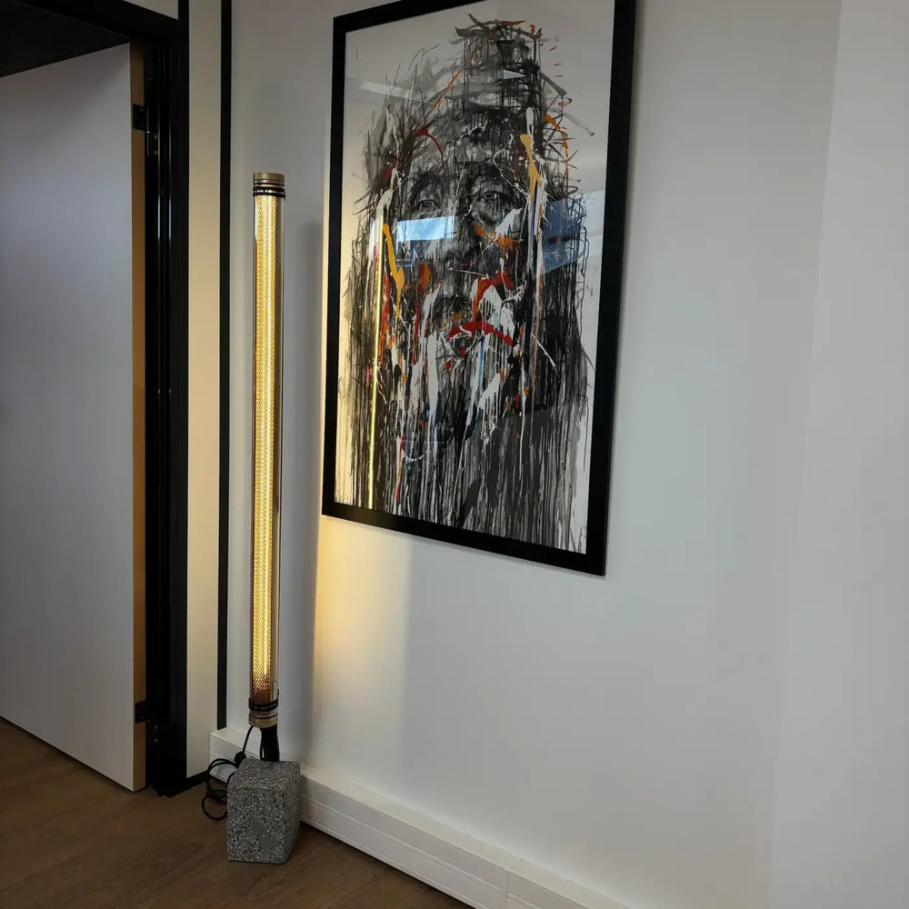 Lampadaire extérieur lukas avec corps cylindrique lumineux à led verticales chaude s’intègre facilement avec capuchon métallique