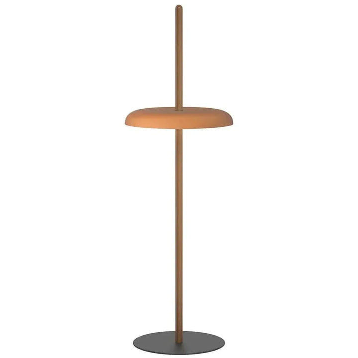 Lampadaire Nivél sur poteau en bois dans un salon