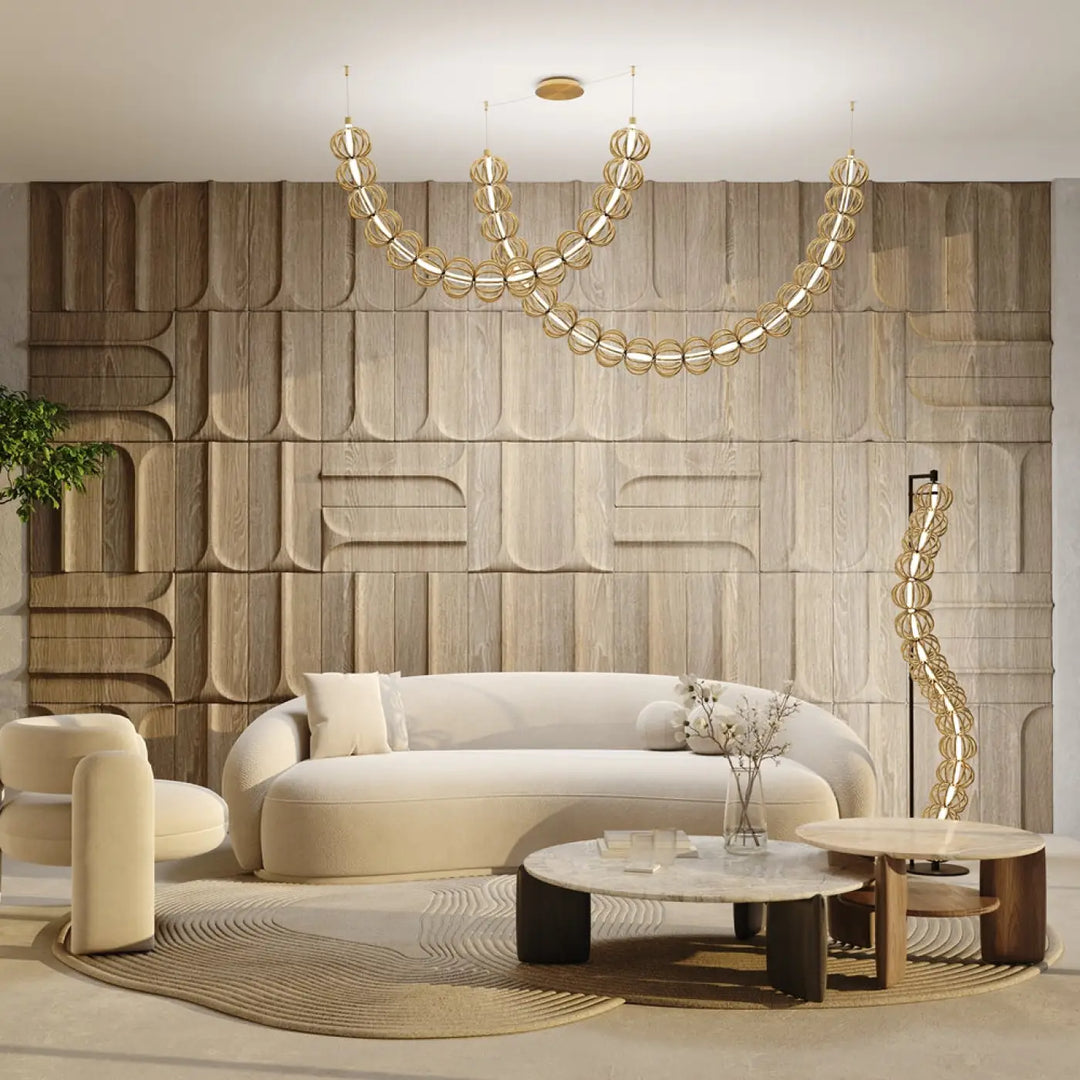 Canapé blanc moderne incurvé avec coussins moelleux en design minimaliste associé au lampadaire golden cage