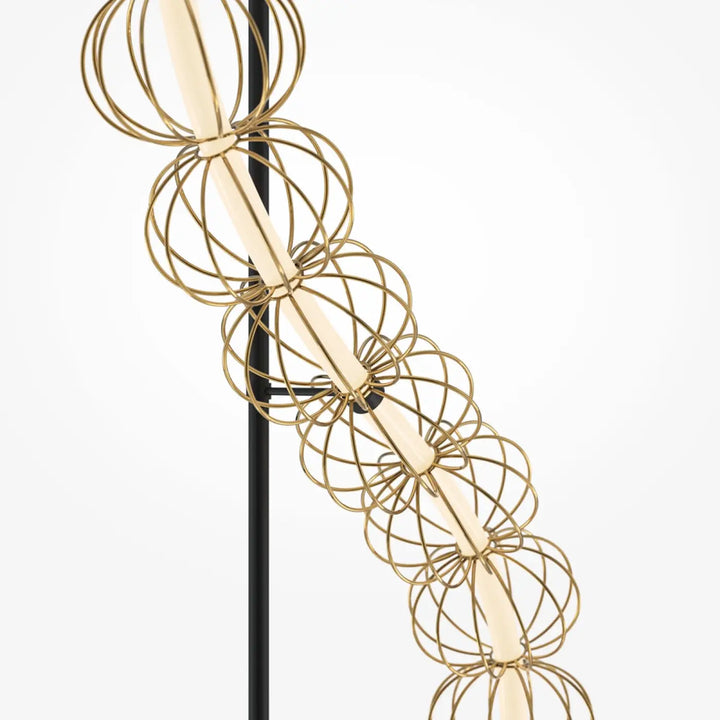 Lampadaire golden cage avec pendentif sphère en fil doré et tige centrale crème en motif élégant en cascade