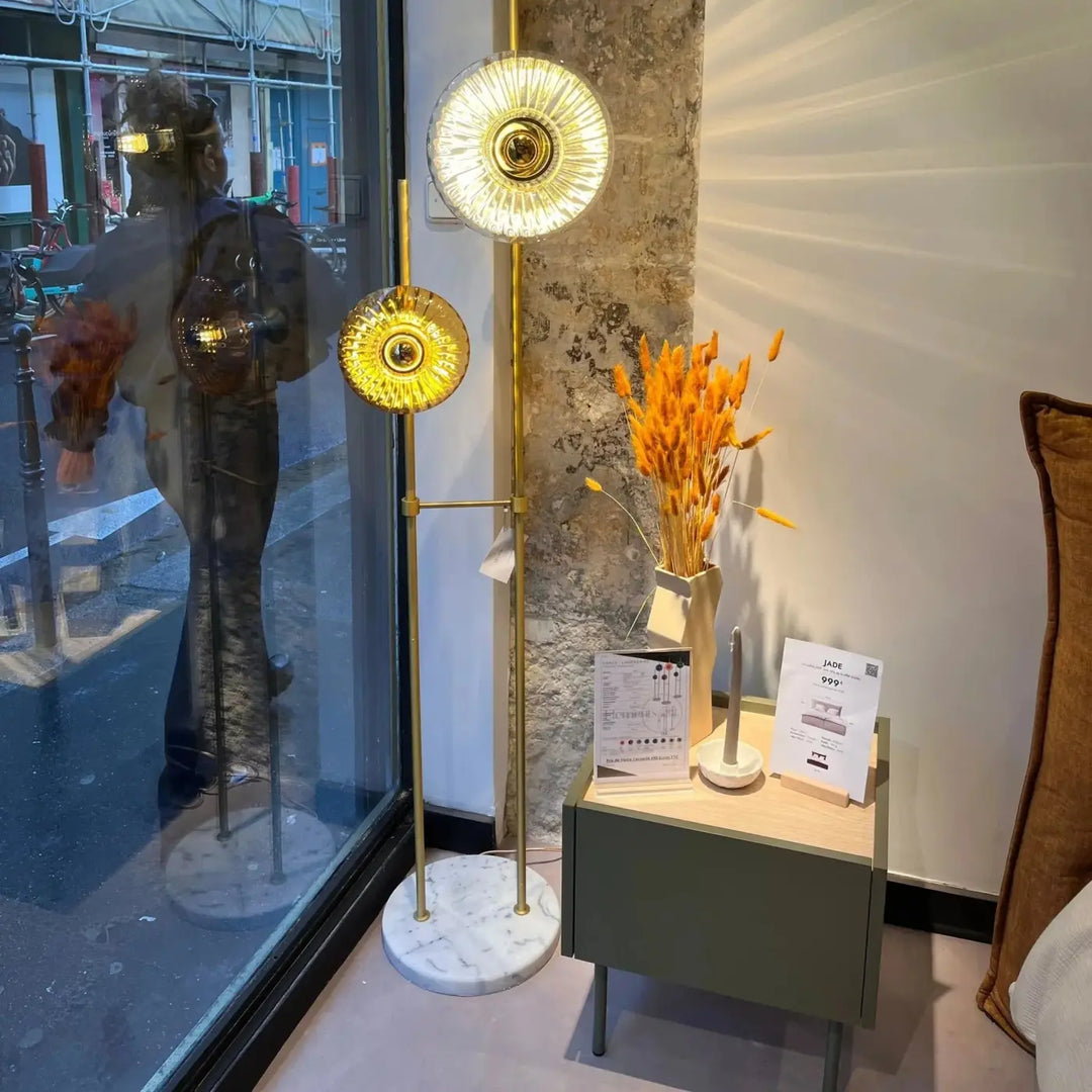 Lampadaire grace doré avec deux abat-jours en verre soufflé style soleil et base en marbre blanc