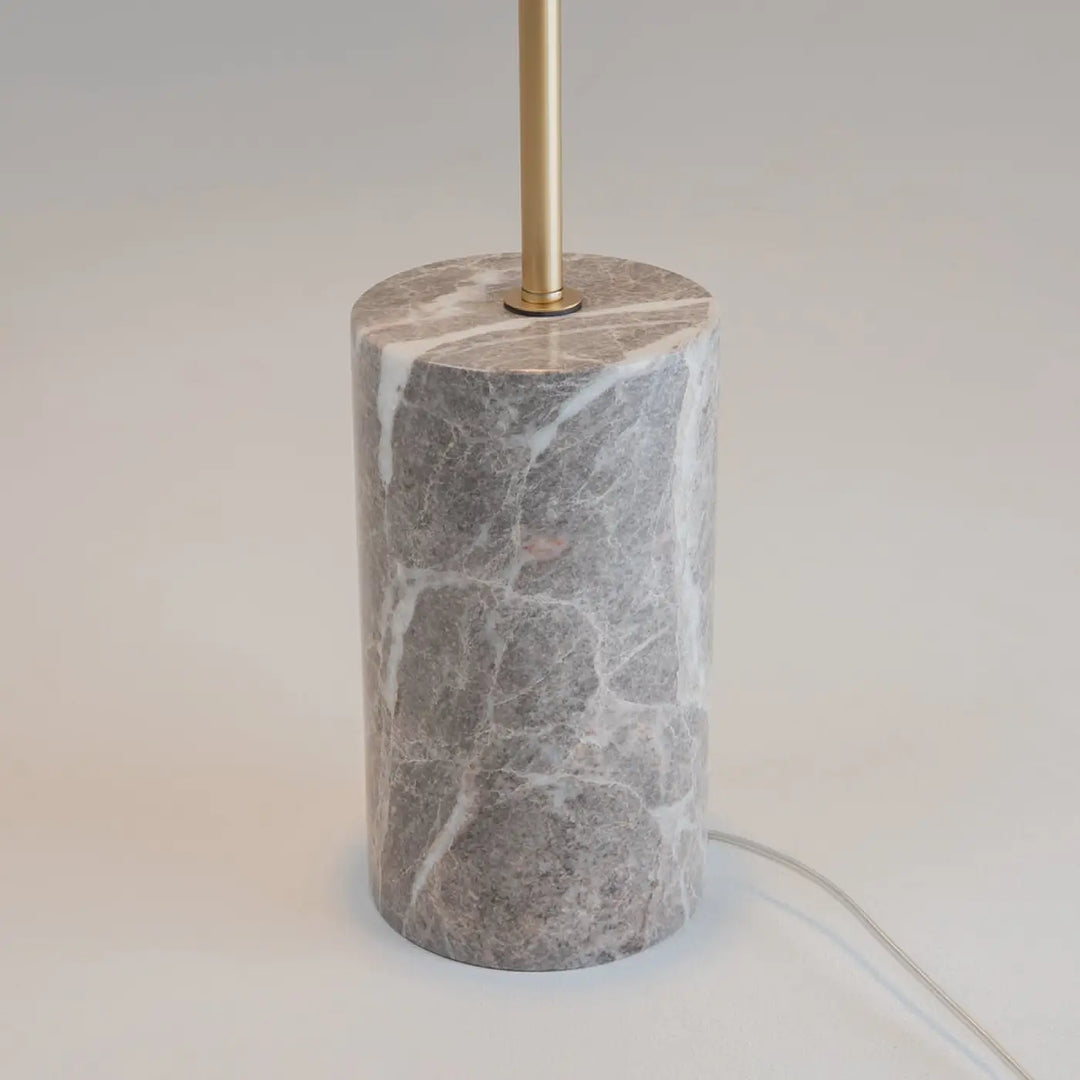 Lampadaire kyoto globe avec base effet marbre grise cylindrique et tige centrale dorée