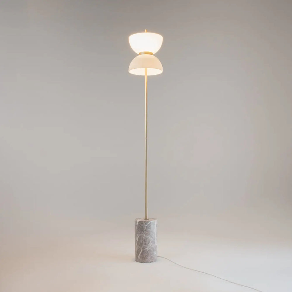 Lampadaire kyoto avec tige dorée fine, doubles abat-jours en verre opalin et base effet marbre gris poli