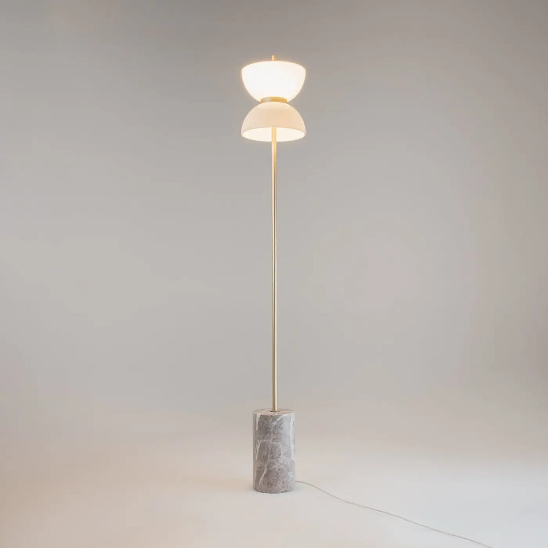 Lampadaire kyoto avec tige dorée fine, doubles abat-jours en verre opalin et base effet marbre gris poli