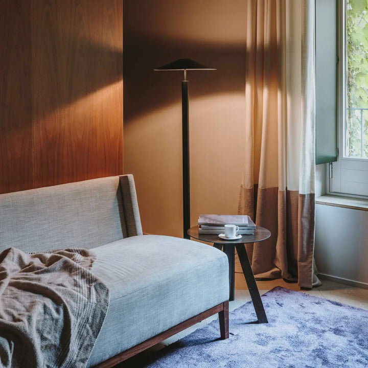 Lampadaire H dans un intérieur