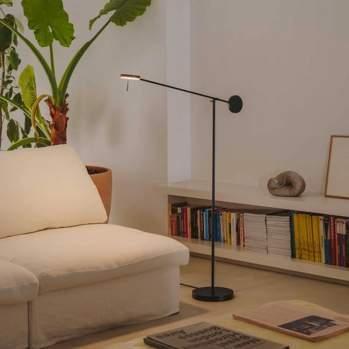 Lampadaire Invisible en acier et aluminium noir dans un intérieur