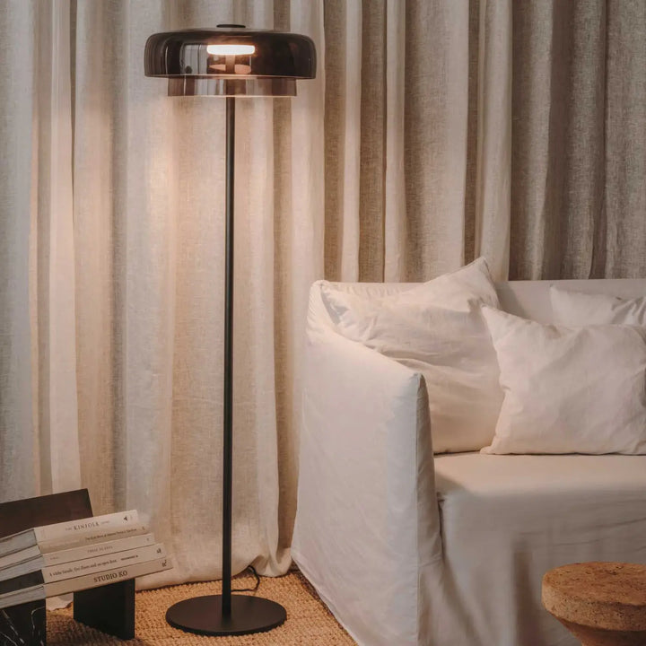 Lampadaire Levels 2 en verre soufflé fumé dans un intérieur #couleur_gris
