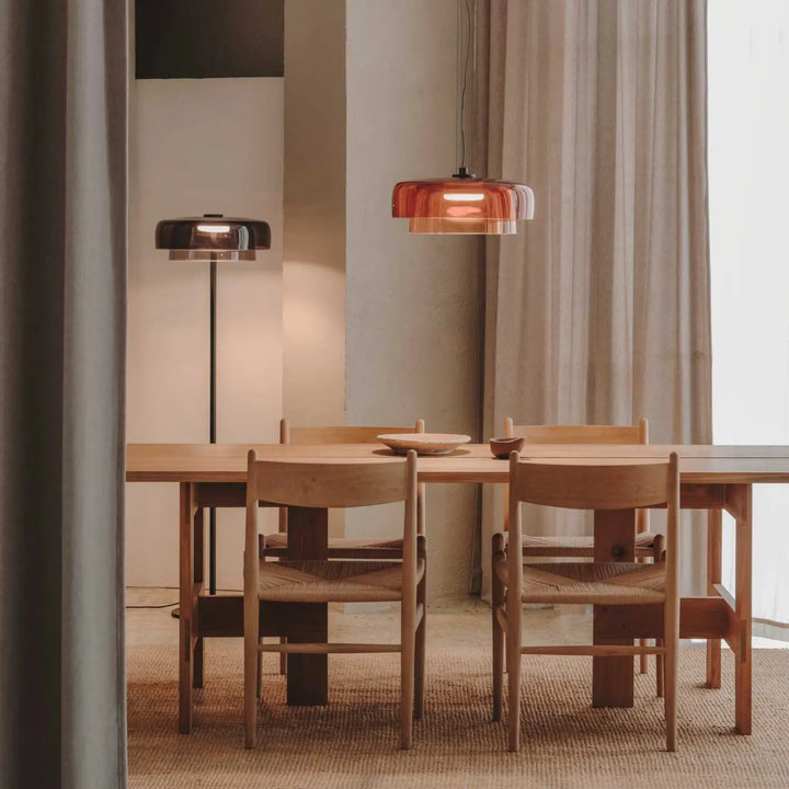 Verre soufflé fumé de la collection Levels dans un intérieur #couleur_gris