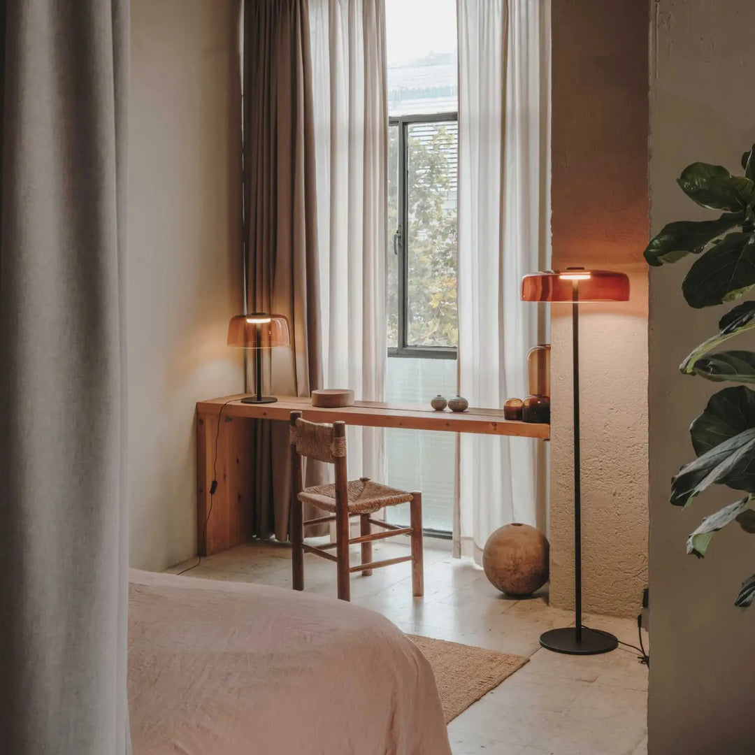 Verre soufflé ambré de la collection Levels dans un intérieur #couleur_orange