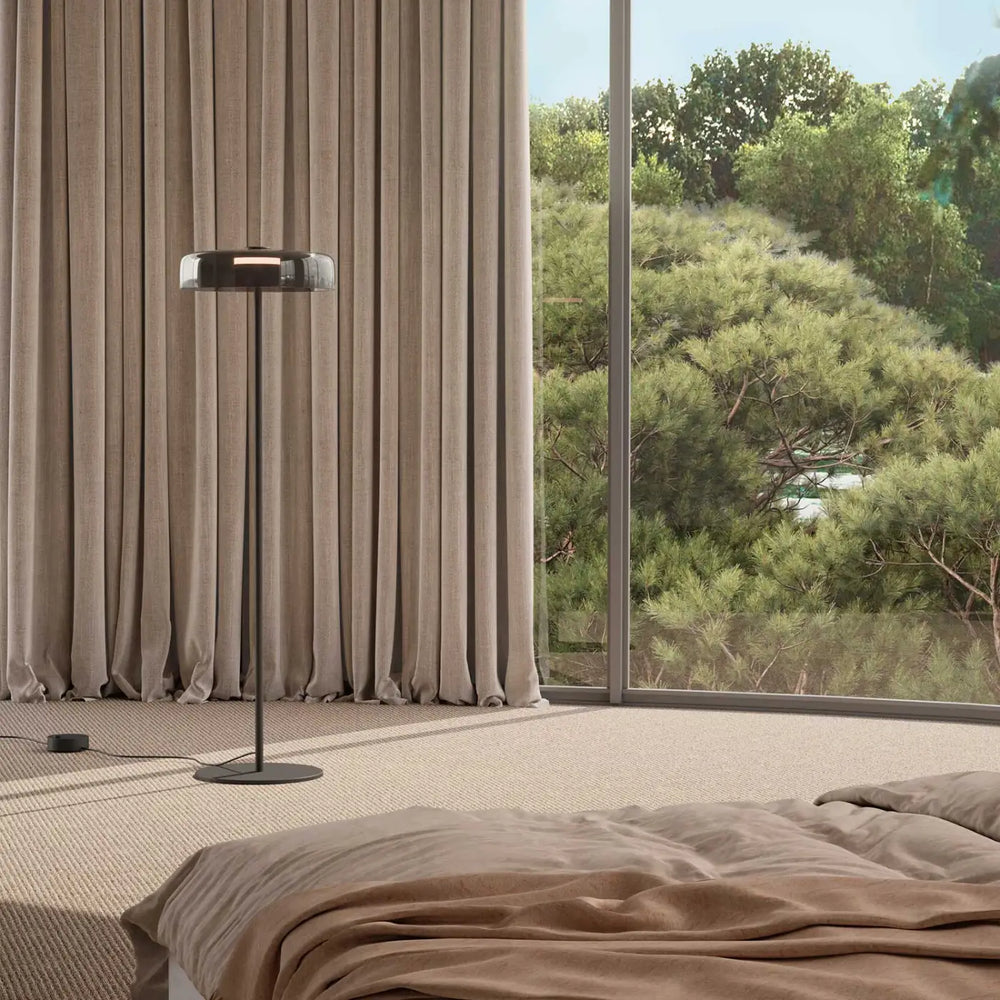 Lampadaire Levels en verre fumé dans un intérieur