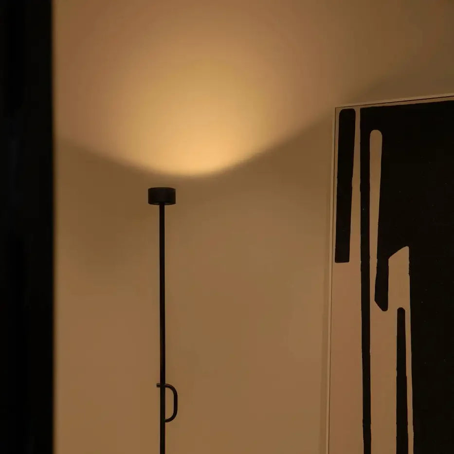 Lampadaire Staff noir de Faro Barcelona en situation