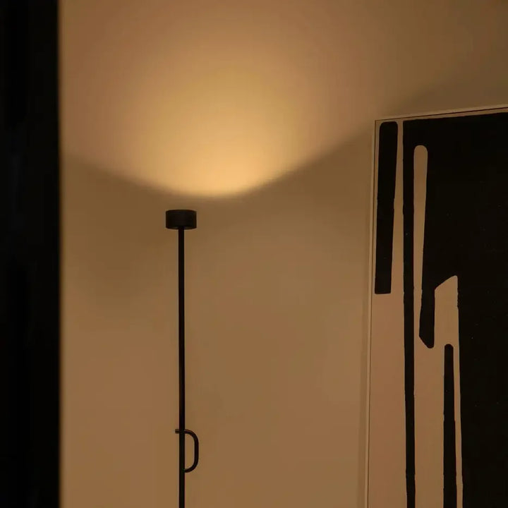 Lampadaire Staff noir de Faro Barcelona en situation