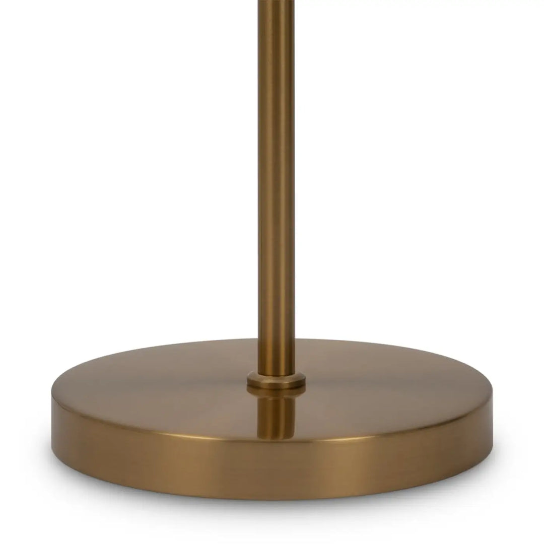 Lampadaire ring avec base en laiton brossé et tige cylindrique conçu dans une ligne décentrée led