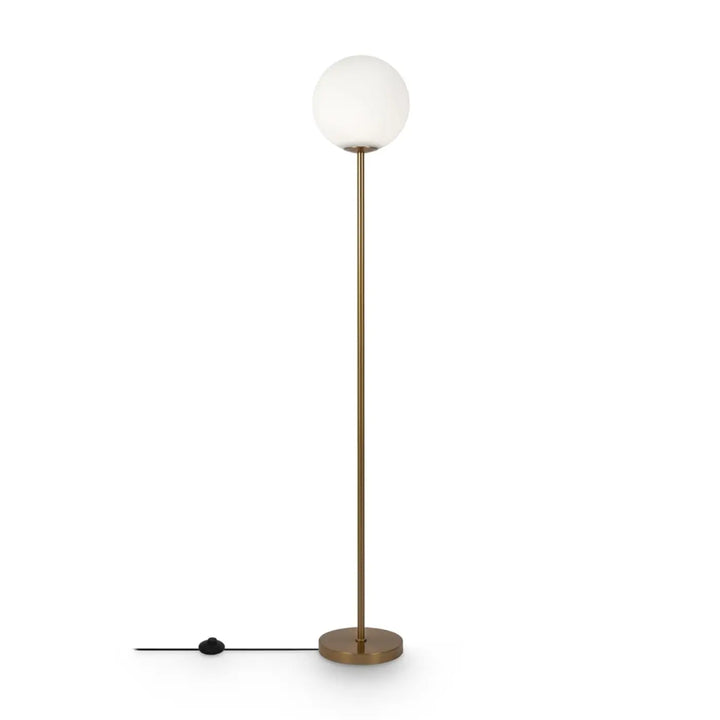 Lampadaire ring en finition laiton avec globe en verre blanc sphérique pour éclairage led à ligne décentrée