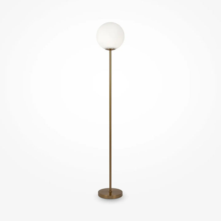 Lampadaire ring led en laiton avec ligne décentrée et globe en verre blanc sphérique minimaliste