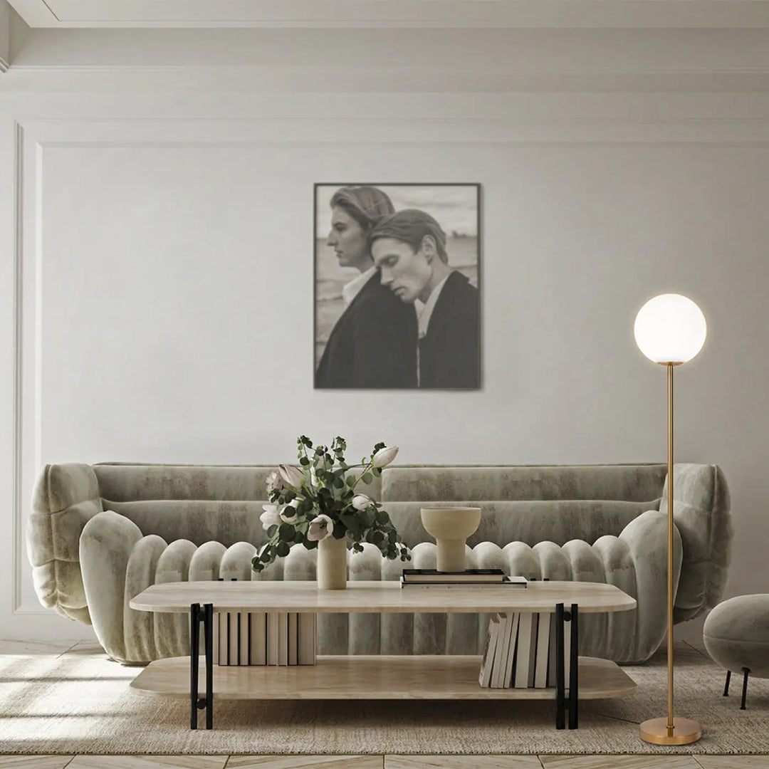 Lampadaire ring led avec ligne décentrée, portrait noir et blanc encadré accroché sur un mur clair