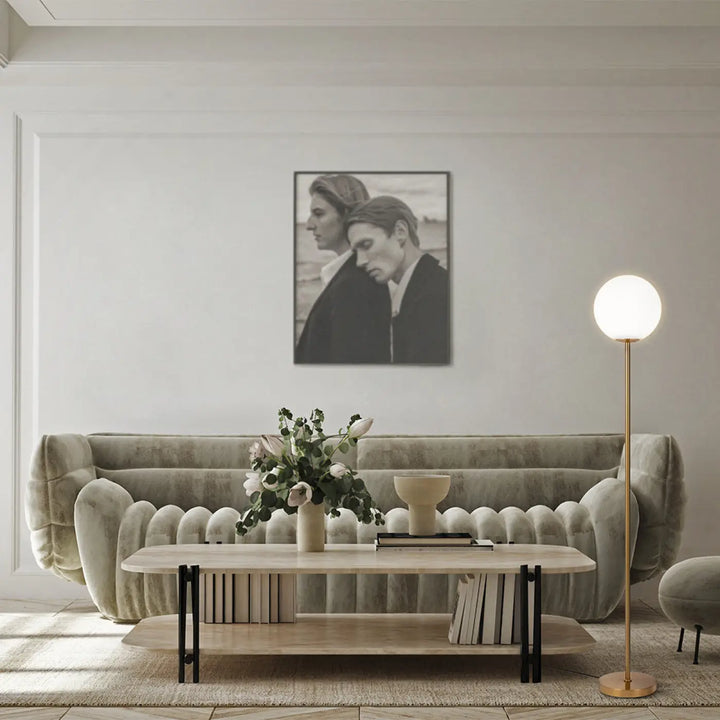Lampadaire ring led avec ligne décentrée, portrait noir et blanc encadré accroché sur un mur clair