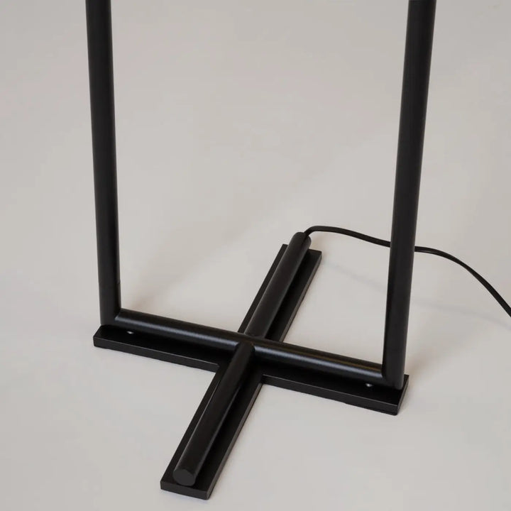 Base de lampadaire sixth sense en métal noir avec design croix et finition mate pour intérieur moderne
