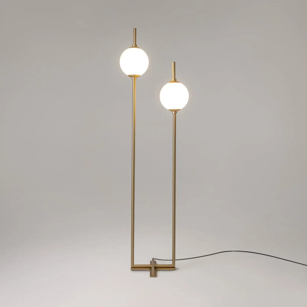 Lampadaire sixth sense moderne en laiton avec deux globes en verre blanc sphériques pour éclairage intérieur contemporain