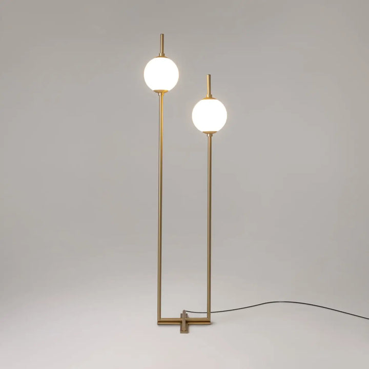 Lampadaire sixth sense moderne en laiton avec deux globes en verre blanc sphériques pour éclairage intérieur contemporain