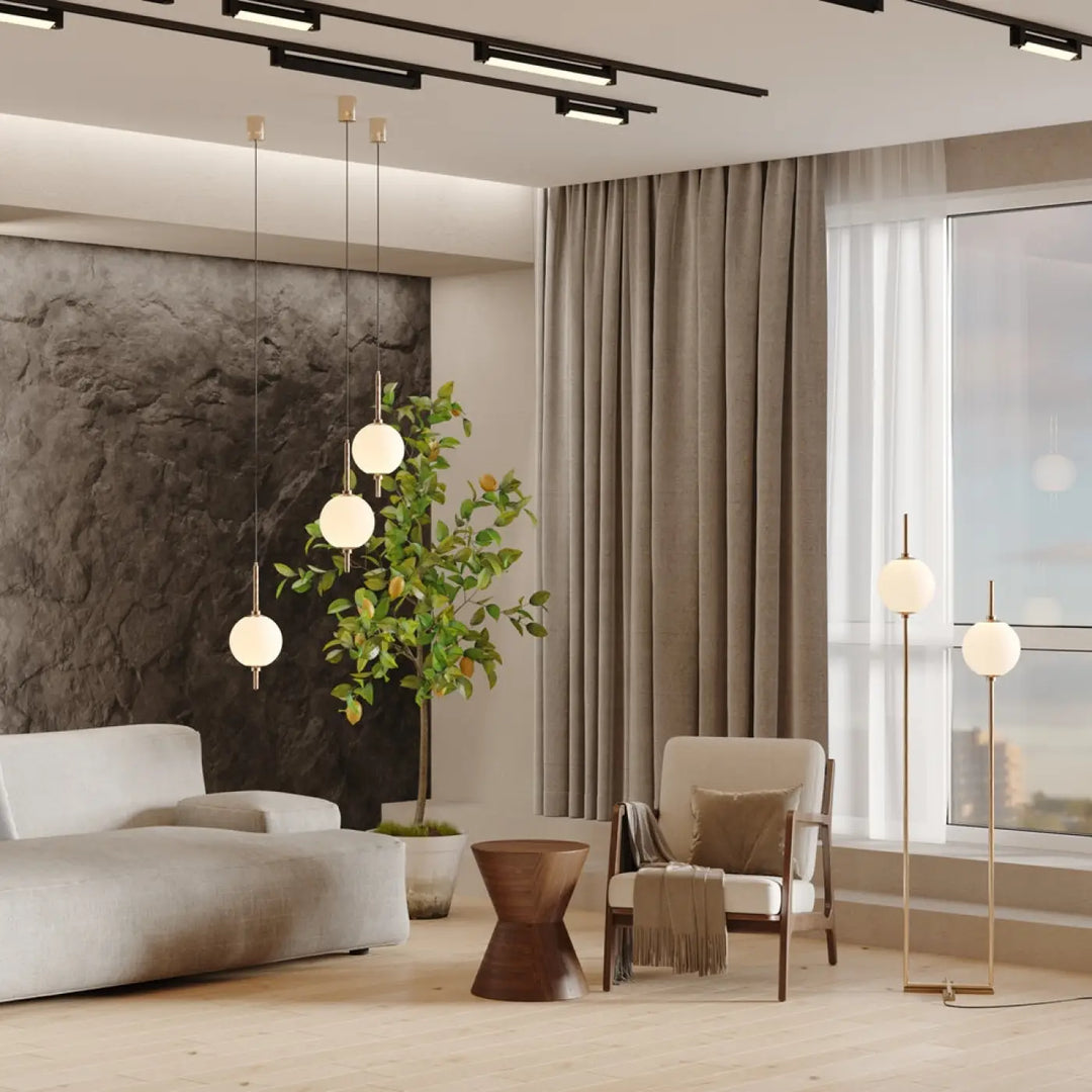 Lampadaire sixth sense avec globes en verre blanc sphériques suspendus à tiges métalliques fines modernes et minimalistes