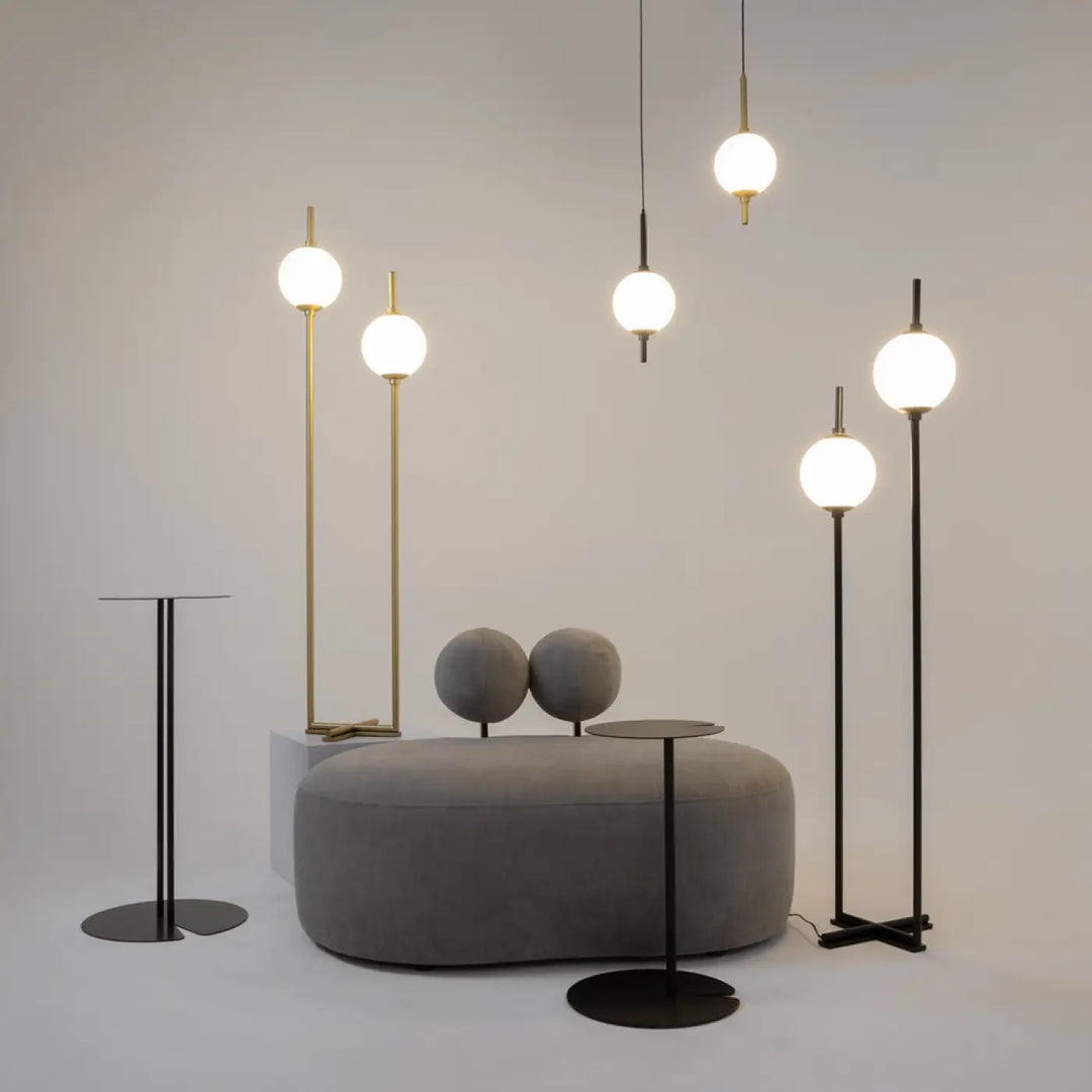 Lampadaire sixth sense deux globes avec suspensions sphériques modernes en verre chaud sur tiges métalliques fines