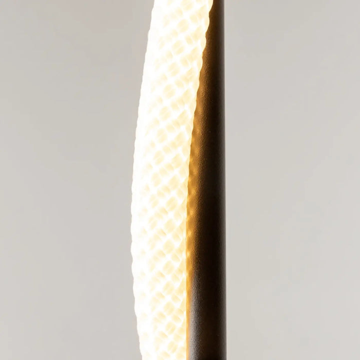 Lampadaire tau avec ruban lumineux led à diffuseur en motif nid dabeille et base cylindrique noire mate