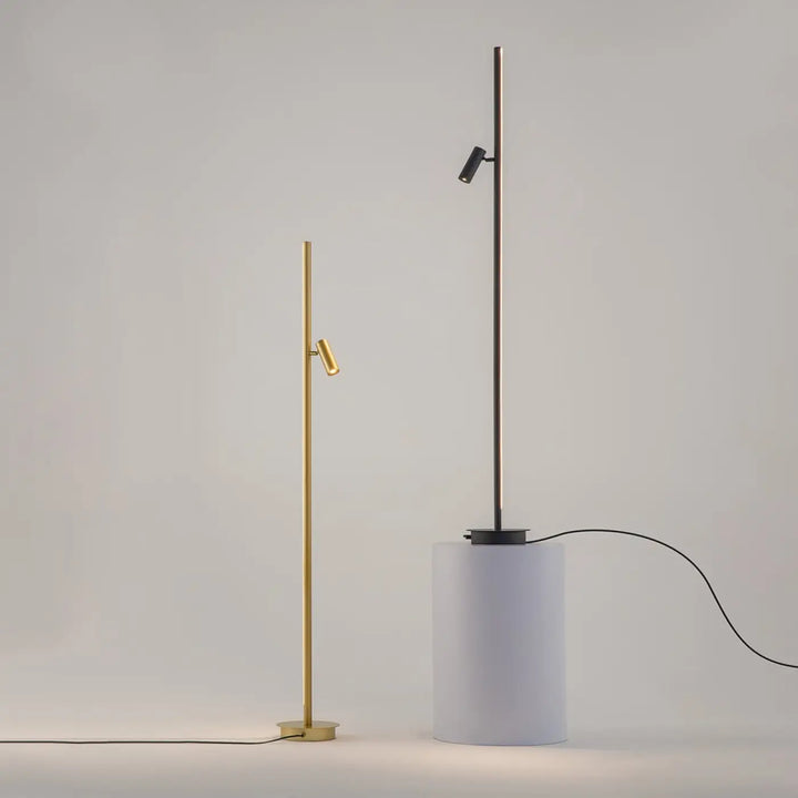 Lampadaire thin avec double finition or et noir mat sur base blanche idéal pour l’éclairage d’un canapé led