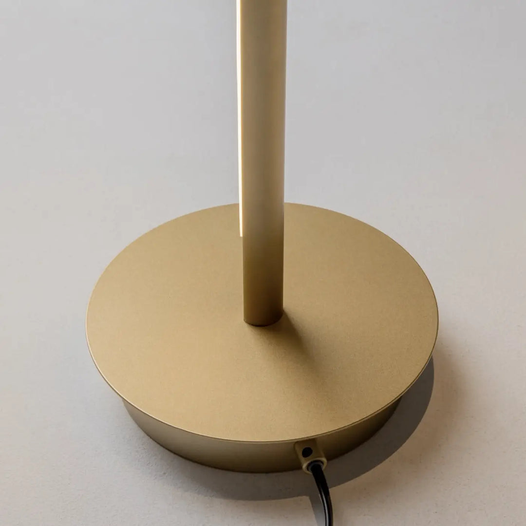 Lampadaire thin led finition or avec tige cylindrique élégante et base circulaire en métal mat pour d’un canapé