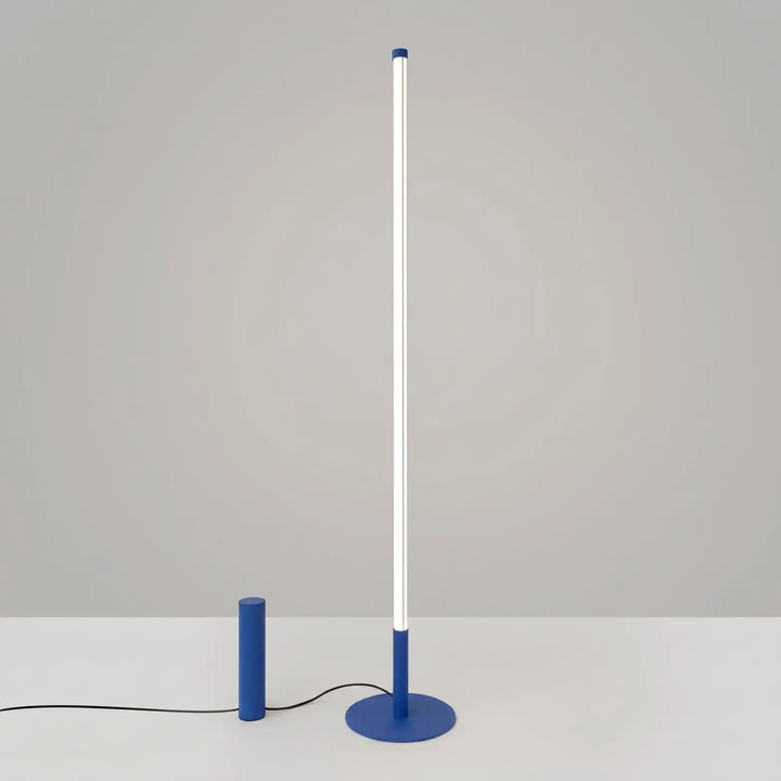 Lampadaire TRANG outremer allumée, tube lumineux