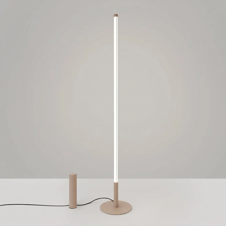 Lampadaire TRANG taupe allumée, tube lumineux
