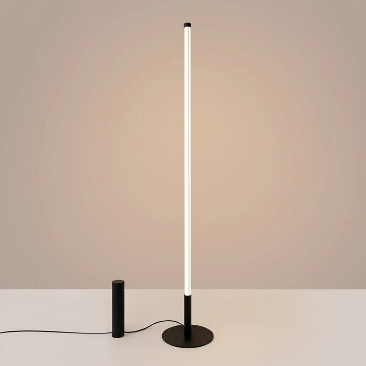 Lampadaire TRANG noir allumée, tube lumineux