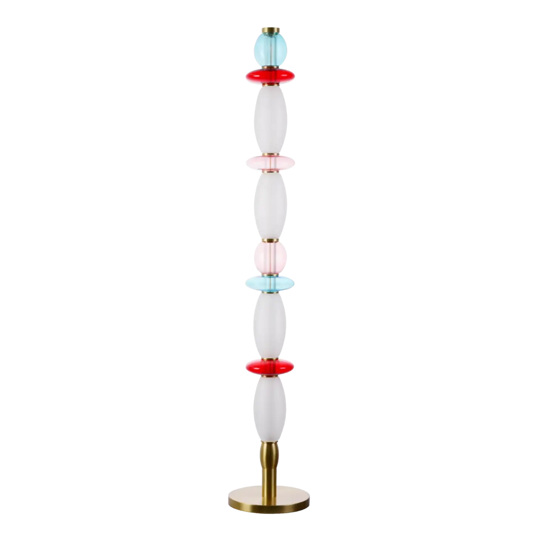 Lampadaire léonor avec base et tige en laiton, sections cylindriques en verre soufflé blanc translucide et accents rouges et bleus
