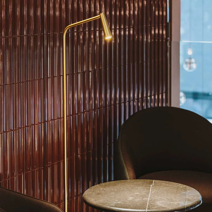 Lampadaire Gamma doré dans une pièce de vie #couleur_dore
