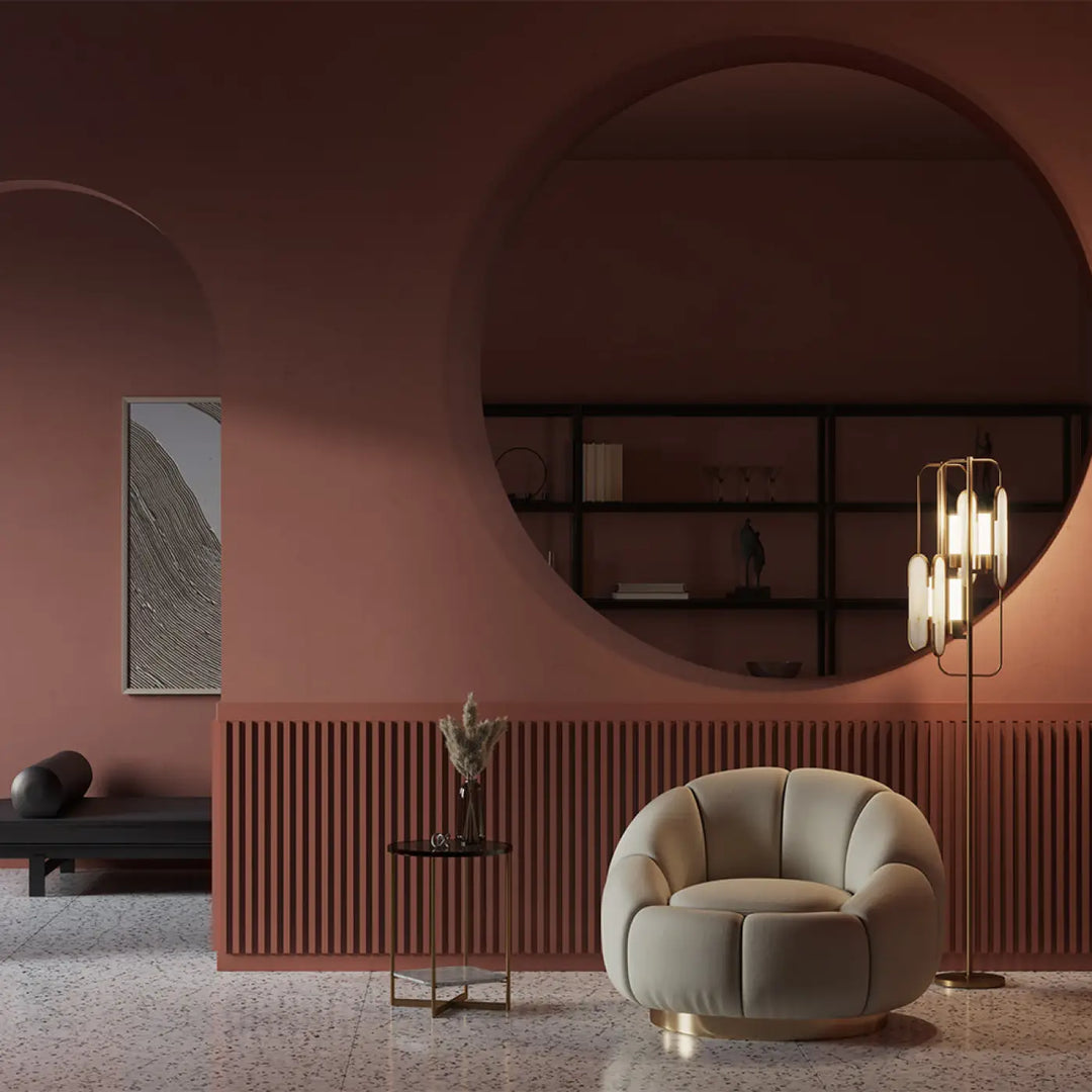 Lampadaire marmo avec pied doré et chaise en velours crème à design arrondi et base dorée en marbre blanc
