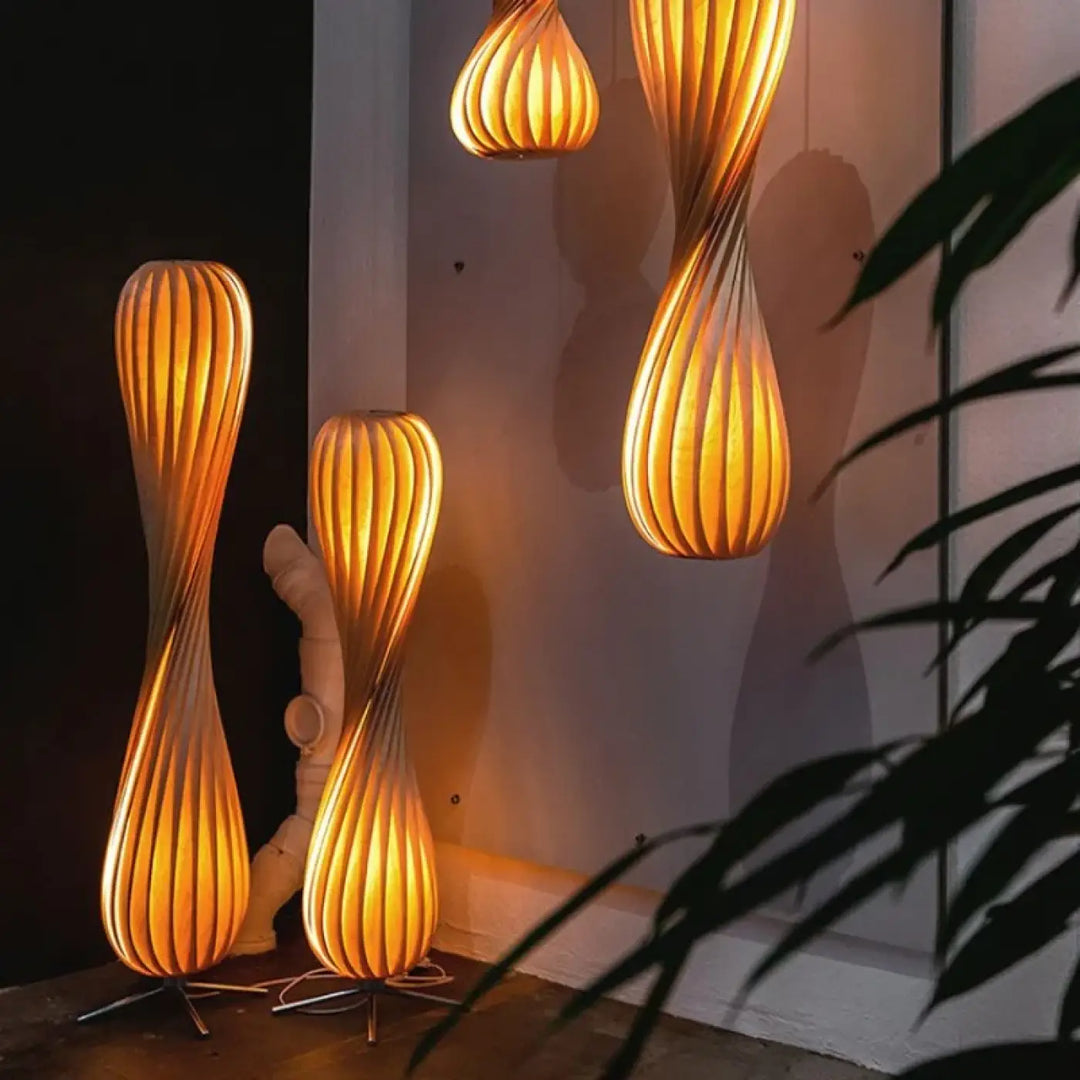 Lampadaire marron design sculptural en bois torsadé avec motifs rainurés verticalement proposant un éclairage chaleureux