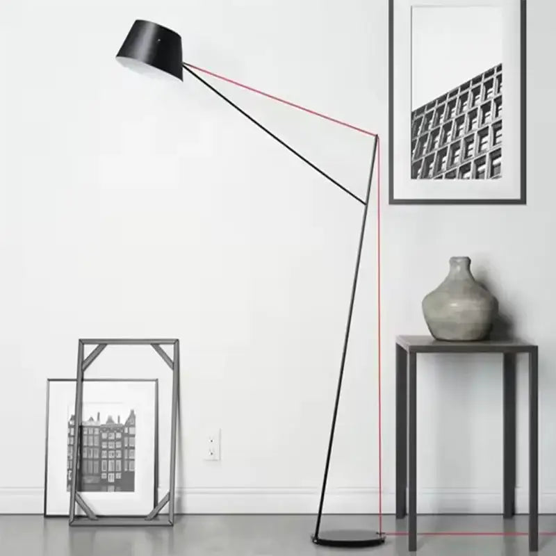 Lampadaire minimaliste noir à bras long orientable moderne
