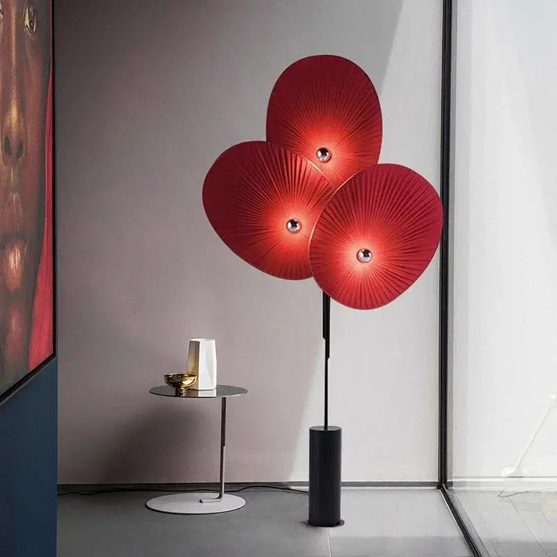 Lampadaire moderne rouge à disques texturés avec détails dorés
