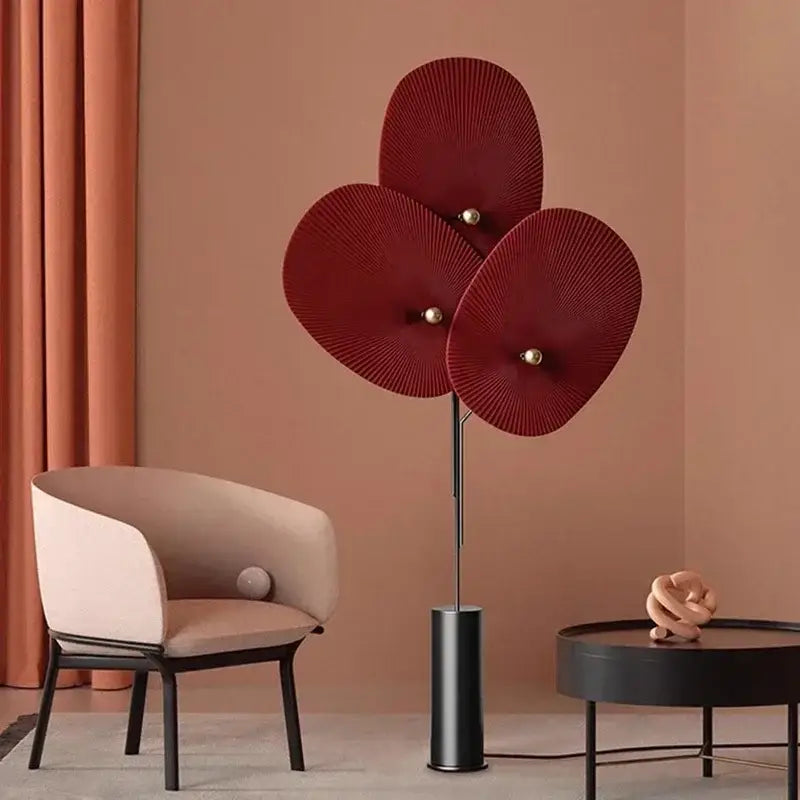 Lampadaire moderne rouge à disques texturés avec détails dorés
