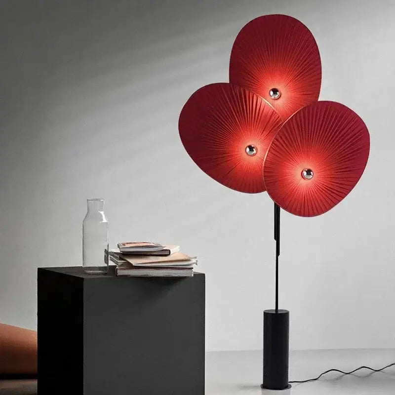 Lampadaire moderne rouge à disques texturés avec détails dorés