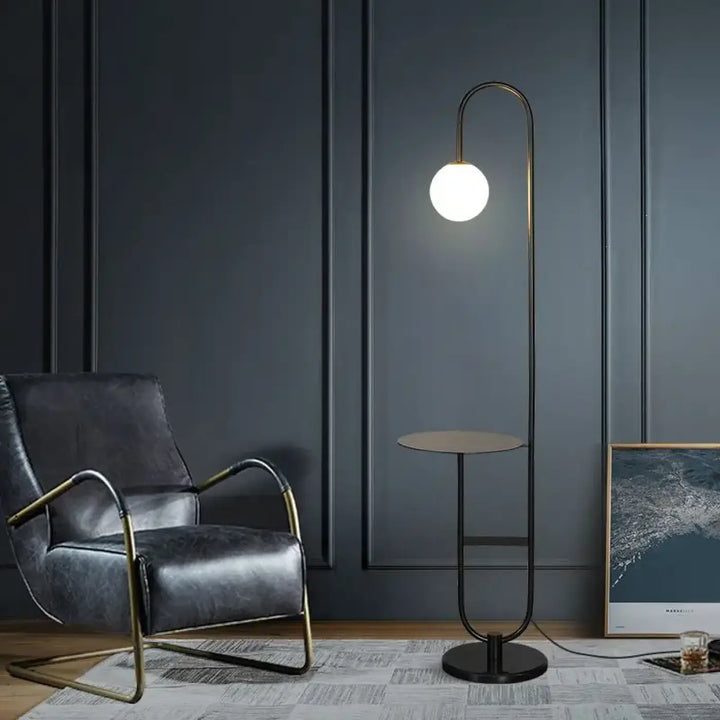 Lampadaire moderne syner noir avec cadre en laiton courbé et globe en verre blanc pour un éclairage raffiné