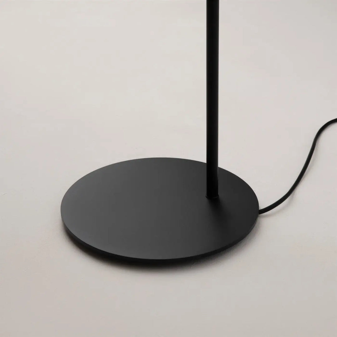 Lampadaire mollis base en acier noir finition mate avec design circulaire et tige cylindrique assortie réflecteur feuille
