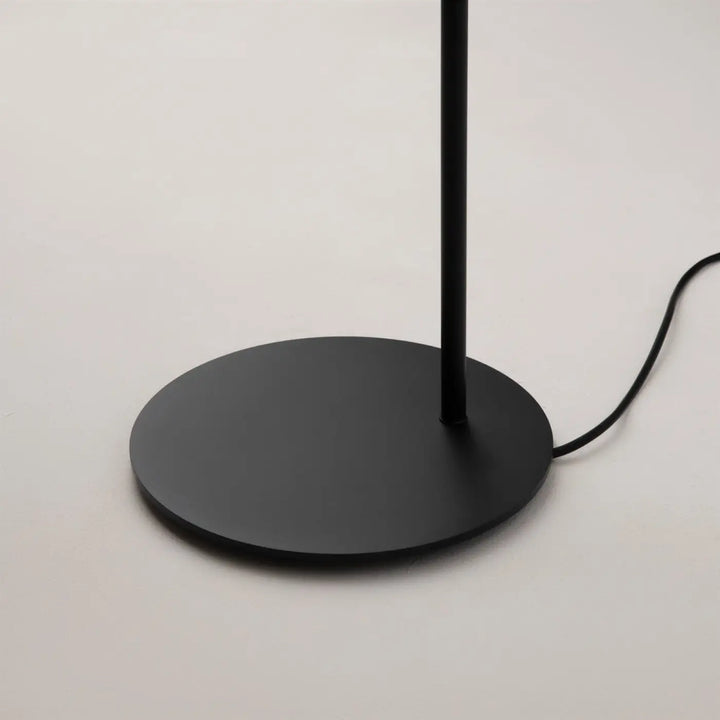 Lampadaire mollis base en acier noir finition mate avec design circulaire et tige cylindrique assortie réflecteur feuille
