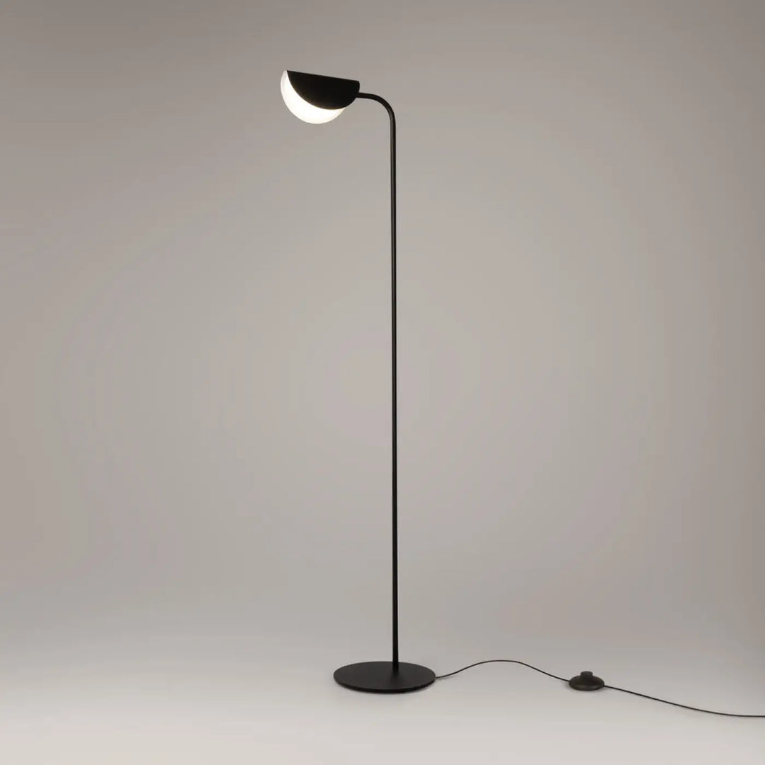 Lampadaire mollis en acier noir avec col courbé minimaliste et réflecteur feuille en forme de demi-lune