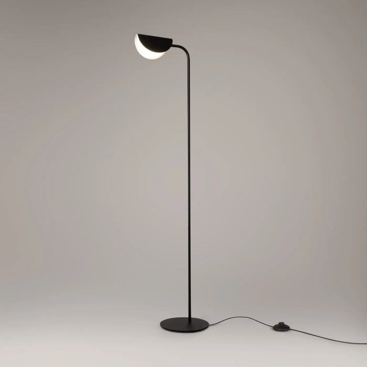Lampadaire mollis en acier noir avec col courbé minimaliste et réflecteur feuille en forme de demi-lune