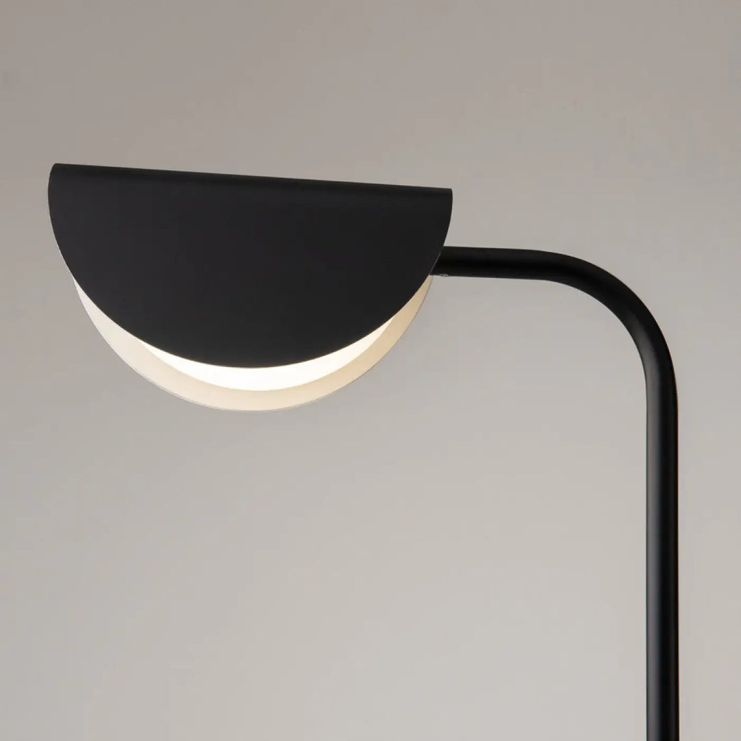 Lampadaire mollis en acier noir avec réflecteur feuille semi-circulaire et bras métallique courbé minimaliste