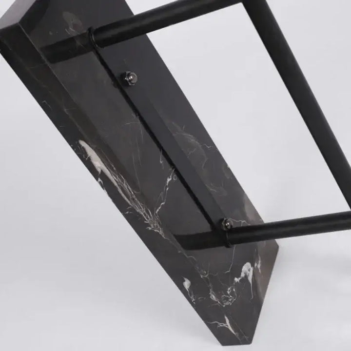 Lampadaire noir au design minimaliste pour intérieur élégant