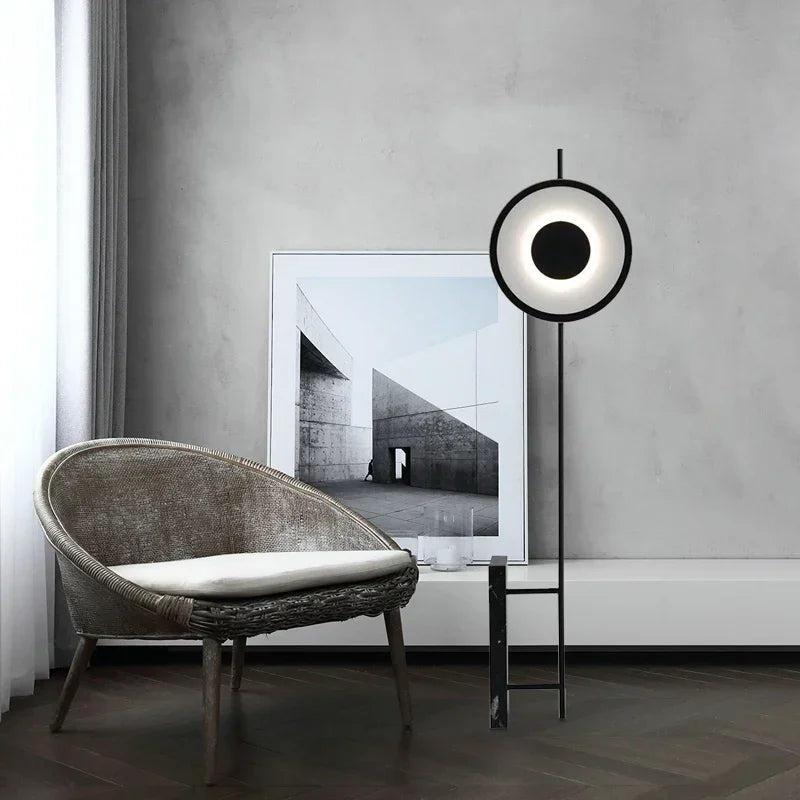 Lampadaire noir au design minimaliste pour intérieur élégant