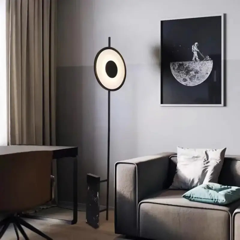Lampadaire noir au design minimaliste pour intérieur élégant
